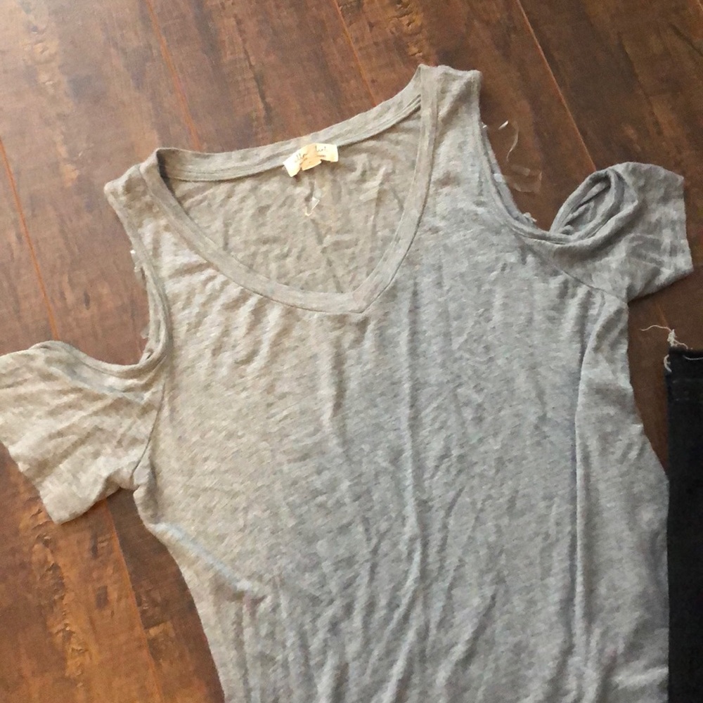 FINAL ⬇️Grey cold shoulder top by Ultra Flirt - Picture 2 of 6